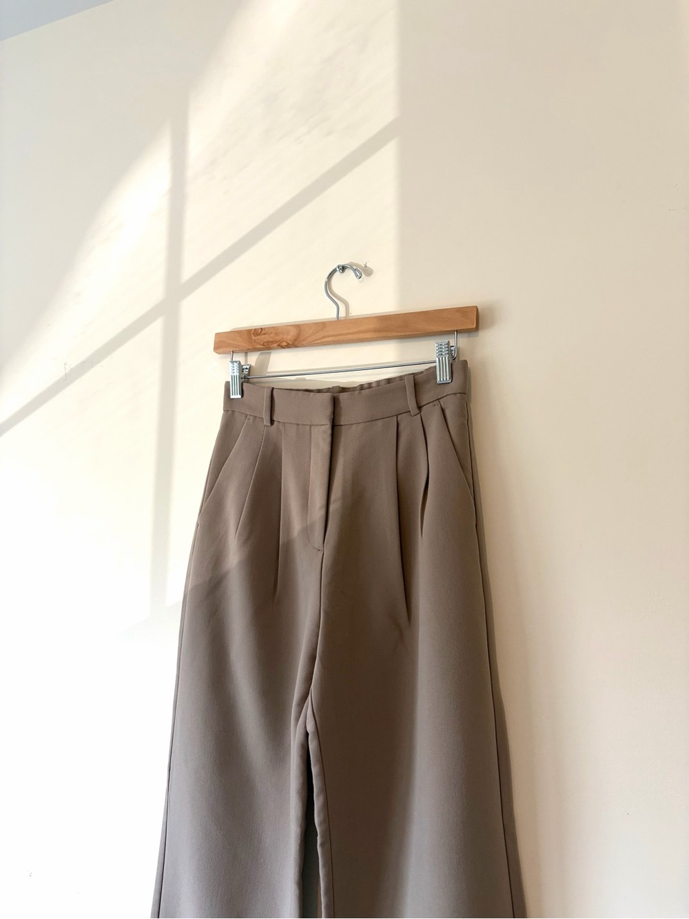 Abercrombie & Fitch Wide Leg High-Rise Trousers in Taupe - Picture 6 of 11
